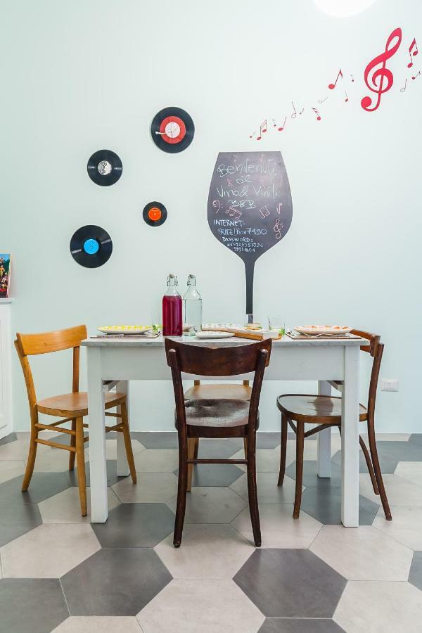 Vino E Vinili Couette-café